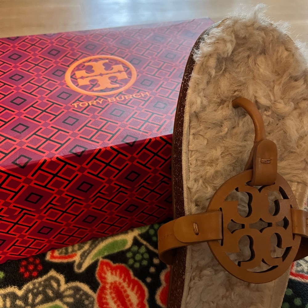 Tory Burch Sandel genuine shearling. Size 8